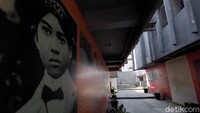 Perjalanan sejarah Bung Karno di Lapas Banceuy pun terlukiskan di dinding. Traveler bisa membacanya bila berkunjung ke mari. 
