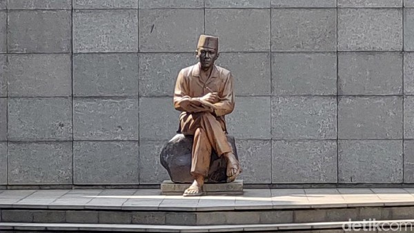 Di penjara ini pula, Presiden Sukarno menyusun pledoi atau pidato pembelaan yang sangat terkenal dengan tajuk Indonesia Menggugat yang terjadi pada tanggal 18 Agustus 1930. Sosok Sukarno pun diabadikan lewat patung di samping selnya dulu. Di penjara ini pula, Presiden Sukarno menyusun pledoi atau pidato pembelaan yang sangat terkenal dengan tajuk Indonesia Menggugat yang terjadi pada tanggal 18 Agustus 1930. Sosok Sukarno pun diabadikan lewat patung di samping selnya dulu.
