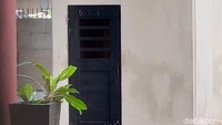 Bung Karno dipenjara selama 8 bulan di penjara ini atas tuduhan pemberontakan dan dijerat pasal-pasal karet haatzai artikelen. Dia ditahan di dalam sel nomor 5 yang hanya berukuran 2,5 x 1,5 meter. 