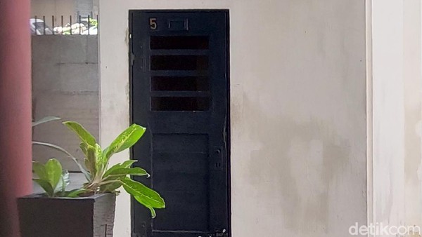 Bung Karno dipenjara selama 8 bulan di penjara ini atas tuduhan pemberontakan dan dijerat pasal-pasal karet haatzai artikelen. Dia ditahan di dalam sel nomor 5 yang hanya berukuran 2,5 x 1,5 meter. Bung Karno dipenjara selama 8 bulan di penjara ini atas tuduhan pemberontakan dan dijerat pasal-pasal karet haatzai artikelen. Dia ditahan di dalam sel nomor 5 yang hanya berukuran 2,5 x 1,5 meter.