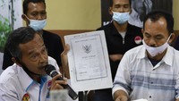 Ketua Relawan Jaringan Makmur Nusantara Provinsi Sumatera Selatan Asmid menyerahkan Surat Terbuka untuk  Presiden Jokowi kepada Ketua FKMTI SK Budiarjo, Minggu, 6 Juni 2021, di Jakarta. Surat terbuka tersebut berisi harapan kepada presiden agar menolong warga yang diintimidasi oleh mafia tanah.