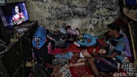Pendidikan informal itu seperti; Kelas Jurnalis Cilik, Red Nose Foundation dan Sekolah Merah Putih. Menurut keterangan warga setempat sebelum tempat pendidikan informal itu muncul, perilaku anak-anak di pesisir Jakarta cendrung keras dan kasar karena orang tua mereka yang terbilang cuek dengan pentingnya pendidikan karakter anak.