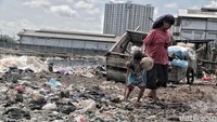 Menurut penelitian para peneliti dari Smeru Research Institute lewat penelitian berjudul Effect of Growing up Poor on Labor Market Outcomes: Evidence from Indonesia, yang dipublikasikan oleh Asian Development Bank Institute mengatakan anak Indonesia yang miskin akan sulit keluar dari zona miskin jika tidak dibekali pendidikan dan ekonomi yang cukup.