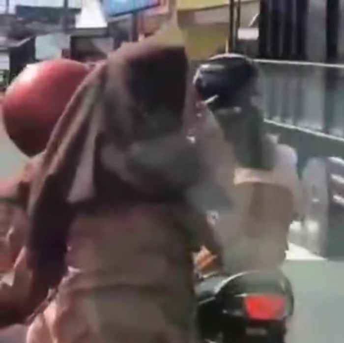 Video siswi berseragam pramuka merokok dengan asyiknya viral di media sosial. Ia merokok sambil dibonceng menggunakan motor matic.