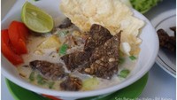 Tempat makan soto Betawi enak selanjutnya adalah Soto Betawi Haji Halim di Duren Sawit, Jakarta Timur. Tersedia menu soto Betawi campur, daging, dan daging paru di sini. Harganya terjangkau, Rp30 ribuan per porsi. Foto: Instagram fitrafitra