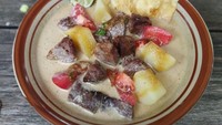 Soto Betawi Pinangsia jadi tujuan bersantap banyak pengunjung Mangga Dua Mall usai berbelanja. Ada juga cabang di Jalan Raya Pasar Jumat, Lebak Bulus. Harganya terjangkau, mulai dari Rp32 ribu per porsi, sudah dengan nasi putih, perkedel, dan teh manis. Foto: Instagram sotobetawipinangsia