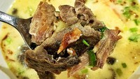 Melintas di Kalideres, Jakarta Barat? Mampirlah ke Soto Betawi Babeh Jenggot yang tersohor. Lokasinya di Jalan Citra Garden VII Nomor 1. Menunya adalah soto Betawi kuah santan dan susu, serta soto Betawi kuah susu kedelai yang lebih menyehatkan. Harganya mulai dari Rp25 ribu per porsi. Foto: Instagram els_sanz