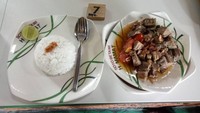 Soto Betawi Haji Mamat di Jalan Raya Rawabuntu, Serpong, punya banyak cabang. Racikan soto di sini sudah ada sejak 1960. Pengunjung bisa pilih mau kuah santan atau bening. Untuk menu andalannya adalah soto oseng-oseng. Harga per porsinya sekitar Rp50 ribu. Foto: Instagram sotohmamat