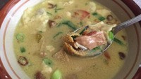 Di Depok ada tempat makan soto Betawi legendaris bernama Soto Betawi Tulen Hj. Hanifah Suwandi. Lokasinya persis di seberang DMall. Sudah sejak 1990, soto Betawi di sini jadi favorit. Pilihan isiannya daging sapi, jeroan sapi, dan daging ayam. Harga per porsi campur sekitar Rp30 ribu. Foto: detikfood