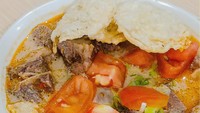 Soto Betawi Veteran berada di Jalan RC. Veteran Raya, Bintaro. Kuahnya cokelat kemerahan sehingga bikin ngiler! Untuk isiannya ada daging sapi, usus, babat, dan paru. Harganya sekitar Rp44 ribu per porsi. Foto: Instagram sotobetawiveteran