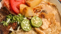 Soto Betawi legendaris selanjutnya adalah Soto Betawi Nyonya Afung Glodok yang sudah ada sejak 1982. Lokasinya di Glodok, Pesanggrahan, hingga Gading Serpong. Tersedia soto Betawi dengan pilihan kuah santan, bening, atau campur. Isiannya ada daging ayam/sapi, urat sapi, kikil, paru, lidah, dan tulang muda. Harganya mulai dari Rp35 ribu per porsi. Foto: Instagram snapfoodjourney