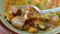 Di Jalan Barito, ada Soto Jakarta Bang Madun yang berdiri sejak akhir 1960-an. Ciri khas soto Betawi di sini berwarna kecokelatan dan lebih kental karena salah satu bumbunya tumbukan kacang. Isiannya daging sapi dan ragam jeroan. Harga per porsinya sekitar Rp40 ribu sudah dengan nasi. Foto: Instagram degembulers