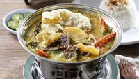Soto Betawi Bang Sawit punya banyak cabang, salah satunya di Jalan Boulevard Raya, Jakarta Utara. Di sini tersedia menu soto campur, soto daging babat, soto paru usus, hingga soto ayam. Harganya berkisar  Rp42.500 per porsi. Foto: Instagram sotobetawi.bangsawit