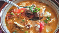 Sudah lebih dari 40 tahun, Soto Betawi Globe H. Oji memanjakan penggemarnya. Berlokasi di Jalan Samanhudi, Pasar Baru, soto Betawi di sini memiliki kuah kental dengan warna kemerahan. Rasanya agak pedas dengan campuran cabai. Isiannya ada daging, babat, paru, iso, kaki, urat, dan daging ayam. Harga per porsinya mulai dari Rp23 ribu. Foto: Instagram kakefoodie