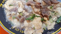 Jalan Biak terkenal dengan kuliner sop kaki kambing, tapi ada juga soto Betawi legendaris di sini. Namanya Soto Roxy H. Darwasa yang dirintis H. Darwasa pada 1948. Uniknya, soto di sini disajikan di piring. Harga per porsinya sekitar Rp45 ribu. Kamu bisa pilih isian daging sapi rebus, daging sapi goreng, babat, usus, tulang mudah, lidah, sampai kulit sapi. Foto: detikfood