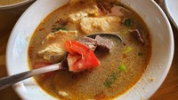 Soto Betawi Sambung Nikmat juga tak kalah legendaris karena sudah ada sejak 1972. Tempat makan soto Betawi di Kebayoran Lama ini menawarkan kuah soto santan tanpa susu. Warnanya kemerahan dengan isian paru, babat, sampai kikil. Harganya sekitar Rp75 ribu per porsi. Foto: detikfood