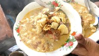 Lokasi Soto Cawang memang ‘tersembunyi’, di dalam area parkir di Cawang. Sudah ada sejak 1952, kelezatan soto Betawi di sini selalu jadi incaran. Kuahnya murni santan, tanpa susu dan masih dimasak dengan kayu bakar. Menu soto Betawi di sini ada isian daging, paru, babat, kikil, dan tulang muda. Per porsinya sekitar Rp45 ribu. Foto: detikfood