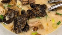 Menyebut soto Betawi legendaris, tak bisa meninggalkan Soto Betawi H. Ma’ruf yang sudah ada sejak 1940. Berlokasi di Jalan RP. Soeroso Nomor 36A, Cikini, soto Betawi di sini tanpa campuran tomat atau kentang. Isiannya hanya potongan daging, babat, kikil, atau usus saja. Harga per porsinya sekitar Rp45 ribu. Foto: Instagram dishtination.id