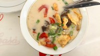 Soto Jakarta Pak Haji Yus berdiri sejak 1973. Lokasinya di Jalan Minangkabau Barat Nomor 40. Kuahnya memakai susu dengan isian daging dan ragam jeroan sapi. Harga per porsinya sekitar Rp40 ribu. Bisa juga pesan menu setengah porsi di sini. Foto: Instagram 365harinyoto
