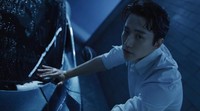 Plot twist-nya, Junho malah mencuci mobil dengan pakaian rapi tersebut. (Foto: dok. JYP Entertainment) 