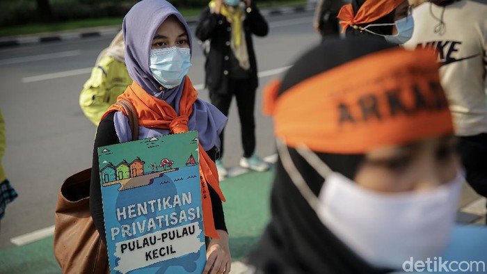 Sejumlah aktivis dari berbagai kampus melakukan aksi damai menuntut hak keadilan lingkungan hidup di depan Balai Kota DKI Jakarta.