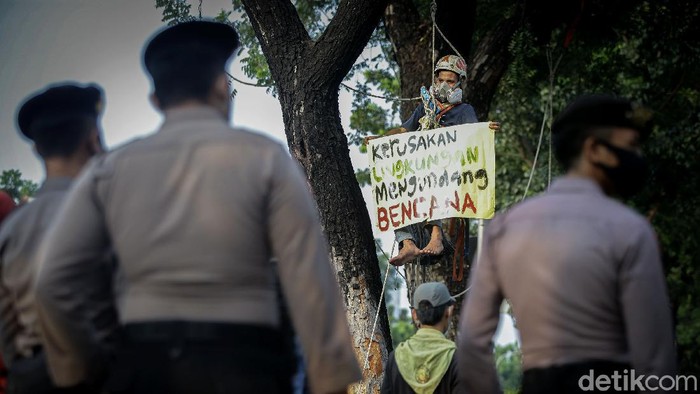 Aksi Damai Menuntut Hak Lingkungan Hidup di Balai Kota DKI Sejumlah aktivis dari berbagai kampus melakukan aksi damai menuntut hak keadilan lingkungan hidup di depan Balai Kota DKI Jakarta.