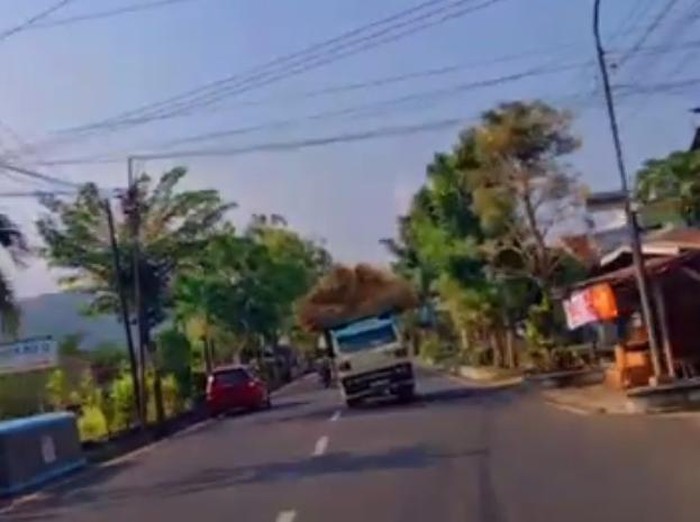 Video aksi truk oleng beredar di media sosial. Aksi itu dilakukan di salah satu jalan protokol Kota 1001 Gua, Pacitan.