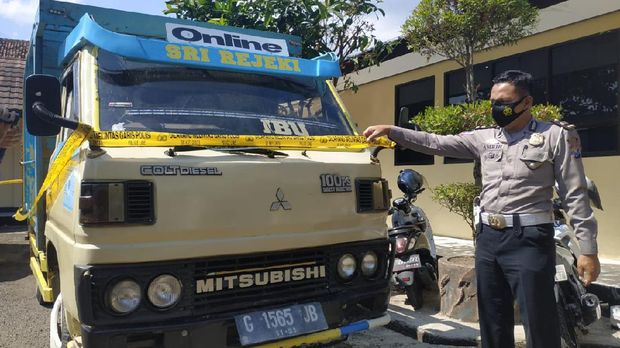Video aksi truk oleng beredar di media sosial. Aksi itu dilakukan di salah satu jalan protokol Kota 1001 Gua, Pacitan.