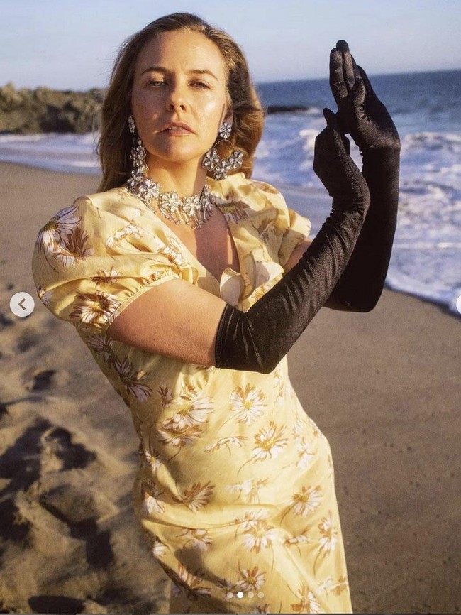 Sementara untuk perawatan dari luar, Alicia Silverstone selalu mengutamakan wajah yang bersih, dengan menggunakan pembersih berbasis minyak. Foto: Instagram/@aliciasilverstone