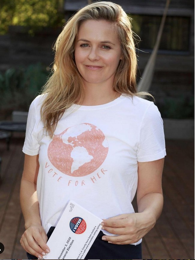 Alicia Silverstone masih berusia 19 tahun saat membintangi ‘Clueless’. Kini usianya sudah 44 tahun masih terlihat awet muda. Foto: Instagram/@aliciasilverstone