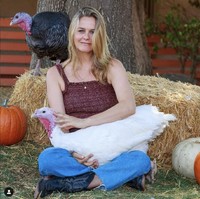 Seperti vampir, Alicia Silverstone terlihat tak menua. Dia mengaku menjalani gaya hidup vegan menjadi salah satu rahasia kecantikannya. “Rahasia kecantikan terbaik di dunia adalah disiplin diet. Saya sudah menjadi vegan selama 13 tahun,” tuturnya kepada Harper’s Bazaar. Foto: Instagram/@aliciasilverstone