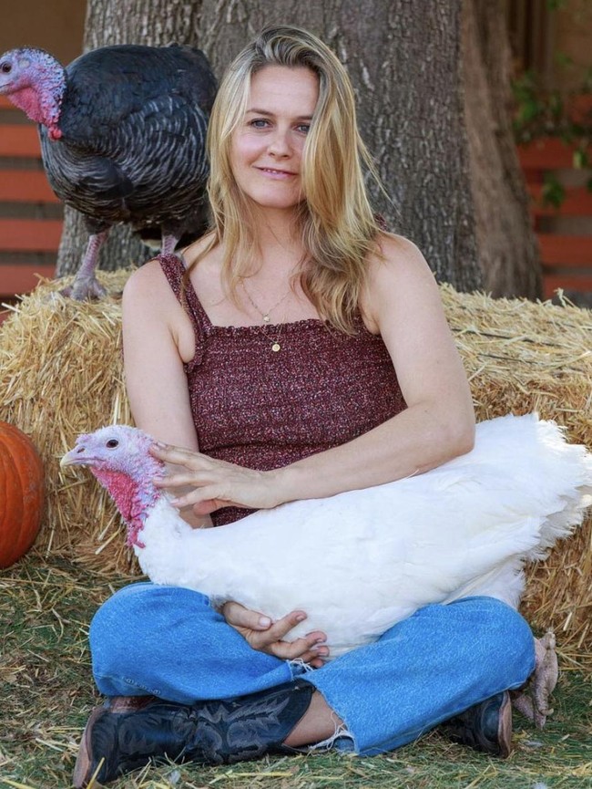 Seperti vampir, Alicia Silverstone terlihat tak menua. Dia mengaku menjalani gaya hidup vegan menjadi salah satu rahasia kecantikannya. “Rahasia kecantikan terbaik di dunia adalah disiplin diet. Saya sudah menjadi vegan selama 13 tahun,” tuturnya kepada Harper’s Bazaar. Foto: Instagram/@aliciasilverstone