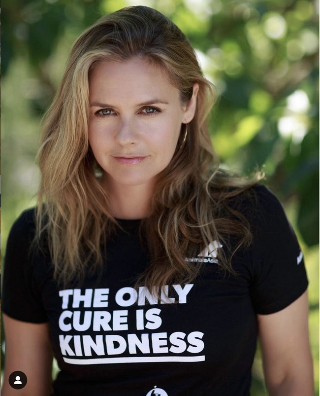 Di usia menginjak kepala empat, Alicia Silverstone kini memiliki satu anak, buah pernikahannya dengan musisi rock Christopher Jarecki. Mereka menikah pada 2005 dan bercerai 13 tahun kemudian. Foto: Instagram/@aliciasilverstone