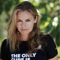 Di usia menginjak kepala empat, Alicia Silverstone kini memiliki satu anak, buah pernikahannya dengan musisi rock Christopher Jarecki. Mereka menikah pada 2005 dan bercerai 13 tahun kemudian. Foto: Instagram/@aliciasilverstone