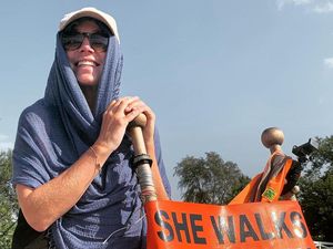 Model Diejek Naik Pesawat Ekonomi, Kisah Perempuan Jalan Kaki Keliling Dunia