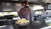 Polda Jateng juga membuka dapur lapangan di halaman asrama haji.