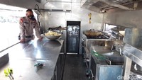 Dapur lapangan ini mampu memasak 200 porsi untuk sekali masak. 