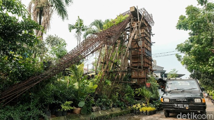 Awas! Konstruksi Tangga JPO di Pamulang Ini Miring Konstruksi jembatan penyeberangan orang (JPO) di Pamulang, Tangsel, ini miring. Kondisi ini membahayakan pengendara dan warga yang melintas.