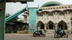 Awas! Konstruksi Tangga JPO di Pamulang Ini Miring