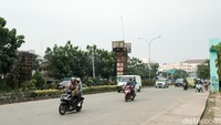 Konstruksi tangga terlihat miring. Besi-besinya juga sudah berkarat.  