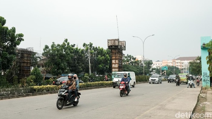 Konstruksi jembatan penyeberangan orang (JPO) di Pamulang, Tangsel, ini miring. Kondisi ini membahayakan pengendara dan warga yang melintas.