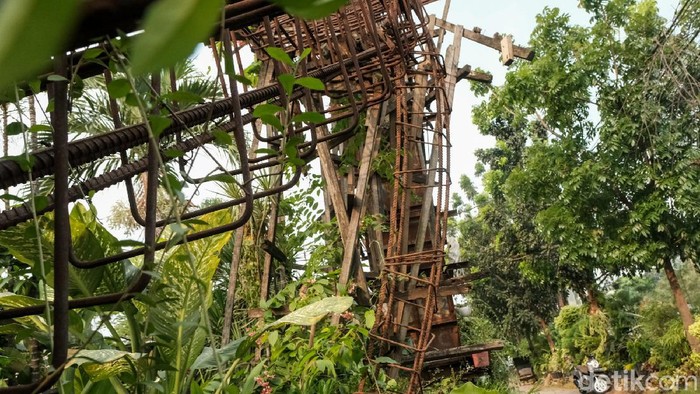 Awas! Konstruksi Tangga JPO di Pamulang Ini Miring Konstruksi jembatan penyeberangan orang (JPO) di Pamulang, Tangsel, ini miring. Kondisi ini membahayakan pengendara dan warga yang melintas.