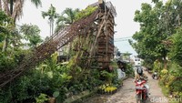 Kayu-kayu dipasang untuk menopang konstruksi JPO.  