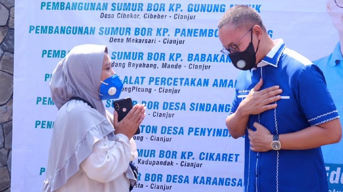 H. Eddy menyalurkan bantuan Corporate Social Responsibility (CSR) untuk warga Cianjur dan khususnya warga Cianjur Selatan yang masih kekurangan air bersih. Acara dilaksanakan di Rumah Aspirasi Eddy Soeparno di Cianjur, Minggu (6/6/2021).