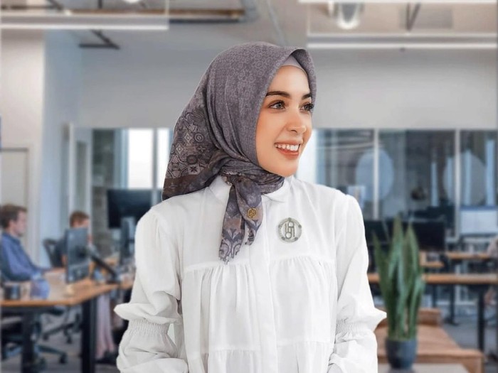 Bros hijab dari Rahina Indonesia. Bros hijab dari Rahina Indonesia.