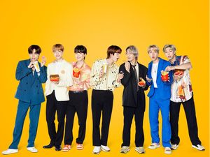 Donasi ARMY Indonesia untuk Driver Ojol Pengantar BTS Meal
