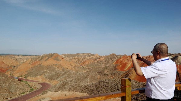 Tempat ini memiliki ciri khas tersendiri sebab berbeda seperti gunung pada umumnya yang dipenuhi dengan pepohonan. Pegunungan ini terlihat sangat gersang, namun kegersangan itulah yang menambah keindahan gunung ini. Tempat ini memiliki ciri khas tersendiri sebab berbeda seperti gunung pada umumnya yang dipenuhi dengan pepohonan. Pegunungan ini terlihat sangat gersang, namun kegersangan itulah yang menambah keindahan gunung ini.