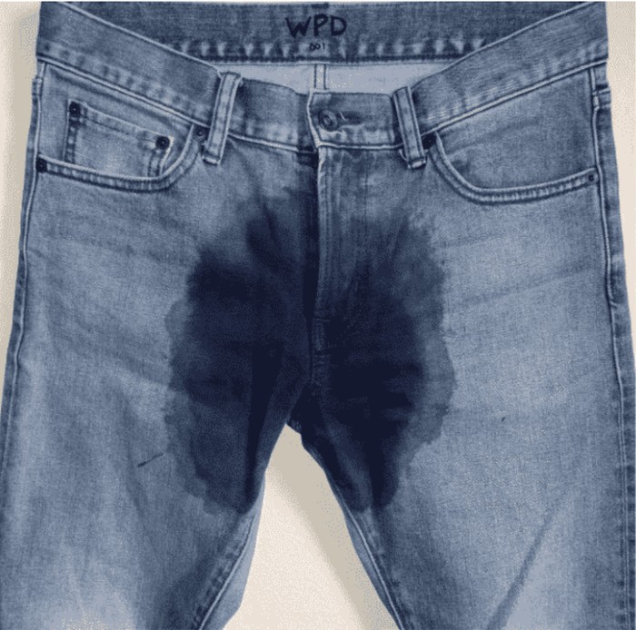 Celana jeans Celana jeans dengan efek seolah penggunanya mengompol