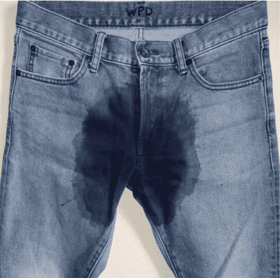 Celana jeans dengan efek seolah penggunanya mengompol