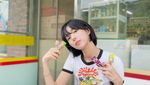 Pose Cantik Chae Soo Bin Sweet and Sour Saat Piknik dan Ngemil Permen